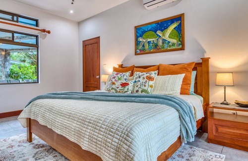 Tronadora Casa | Stunning Lake, Volcano, Mountainside Vistas, with chef's kitchen