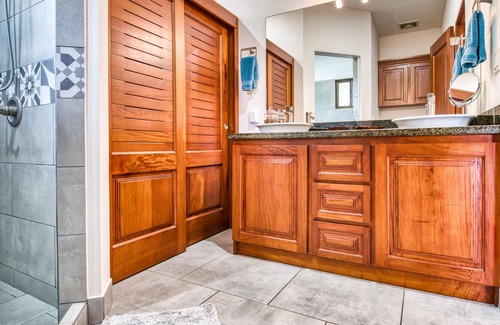 Tronadora Casa | Stunning Lake, Volcano, Mountainside Vistas, with chef's kitchen