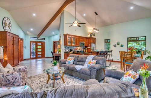 Tronadora Casa | Stunning Lake & Volcano Views - HOT TUB!