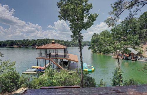 Wedowee Casa | Stunning Lake Wedowee Home w/ Dock + Kayaks!