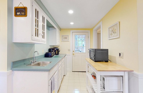 Moultonborough Cabaña | Stunning lakefront gem with full water view, beach access & dock