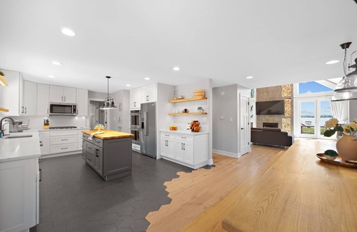 Bass Lake Casa | Stunning Lakefront Home - Kayaks/Bikes/Pier+More