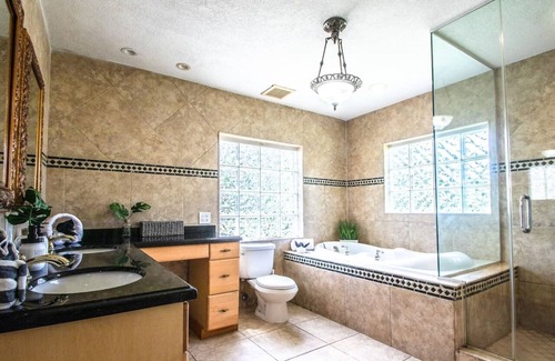 Ojus Casa | Stunning Lakefront Miami Pool House -Aventura Mall