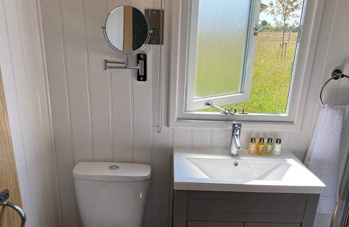 Haverhill Casa | Stunning Lakeside Shepherd's Hut - Hot Tub & Sauna
