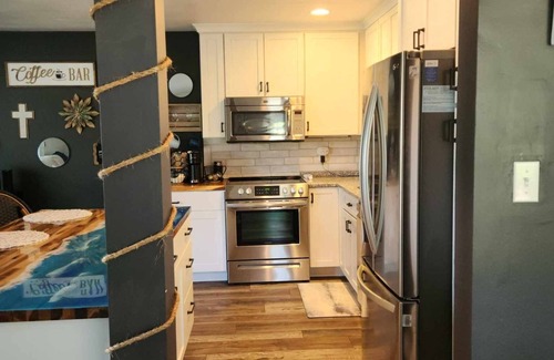 Lake Geneva Condominio | Stunning lakeview from this Geneva Condo. Walk to recreation or nightlife!
