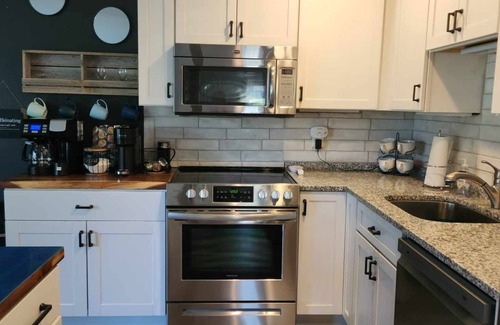 Lake Geneva Condominio | Stunning lakeview from this Geneva Condo. Walk to recreation or nightlife!