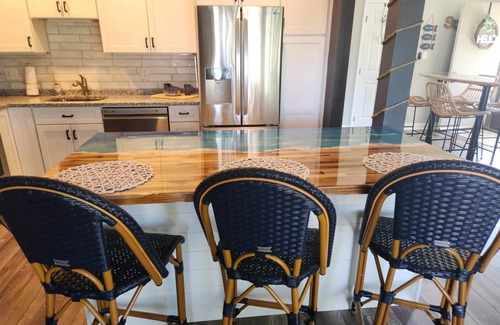 Lake Geneva Condominio | Stunning lakeview from this Geneva Condo. Walk to recreation or nightlife!