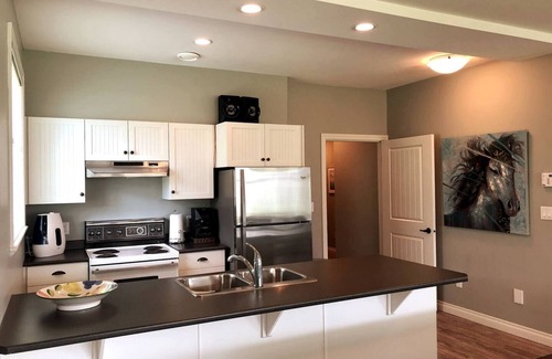 Okanagan-Similkameen Casa | 🏡 Stunning Lakeview Home | 2 Kitchens | 4BR/4BA | Family-Friendly 🎉