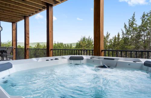 Hollister Casa | Stunning Lakeviews, Private Hot tub, Free SDC Tickets, Foosball, Arcade, Air Hockey!