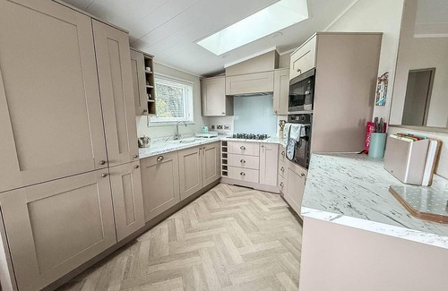 Corton Cabina | Stunning lodge with large decking at Azure Seas in Suffolk ref 32109OG