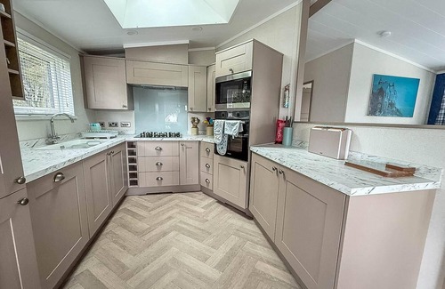Corton Cabina | Stunning lodge with large decking at Azure Seas in Suffolk ref 32109OG