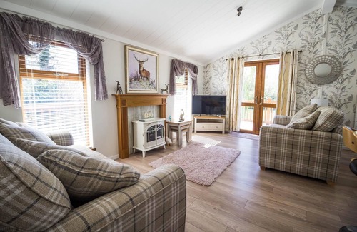 Saxmundham Cabina | Stunning lodge with free WiFi for hire at Carlton Meres in Suffolk ref 60013M