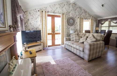 Saxmundham Cabina | Stunning lodge with free WiFi for hire at Carlton Meres in Suffolk ref 60013M