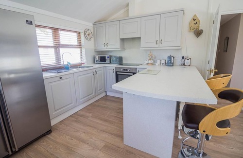 Saxmundham Cabina | Stunning lodge with free WiFi for hire at Carlton Meres in Suffolk ref 60013M