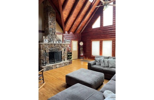 Briar Crest Woods Cabina | Stunning Log Cabin Minutes from Jack Frost/Big Boulder