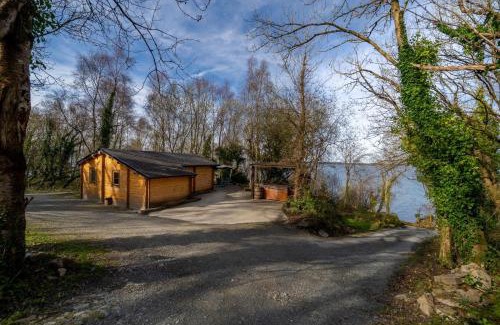 Garrykennedy Casa | Stunning log cabin on the lake