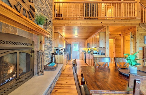 Screamer Mountain Cabina | Stunning Log Cabin w/ Spectacular Mtn. Views min. from Downtown Clayton, GA!