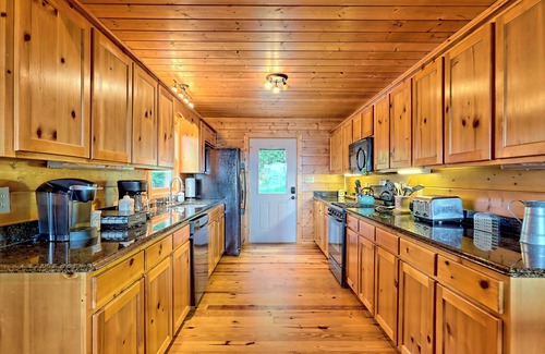 Screamer Mountain Cabina | Stunning Log Cabin w/ Spectacular Mtn. Views min. from Downtown Clayton, GA!