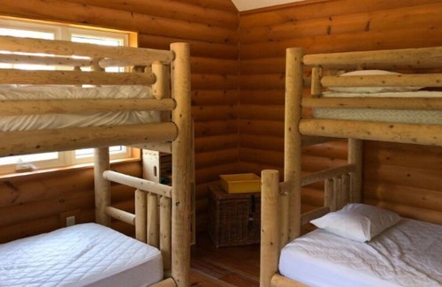 Dysart et al Cabaña | Stunning log cottage with beach on Redstone lake