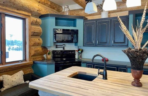 Ironwood Chalet De Esquí | Stunning Log Cabin Getaway at The Hannu Haus