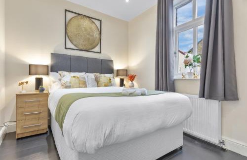 High Barnet Apartamento | Stunning London 1-Bedroom Flat - Sleeps 4 - Parking Available - Save 20 Percent on Extended Stays - Central Location! Instant Book!