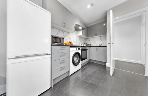 High Barnet Apartamento | Stunning London 1-Bedroom Flat - Sleeps 4 - Parking Available - Save 20 Percent on Extended Stays - Central Location! Instant Book!