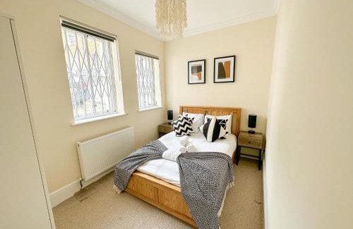 Thamesfield Apartamento | Stunning London Flat with Lush Garden - Steps to Park by The River Thames