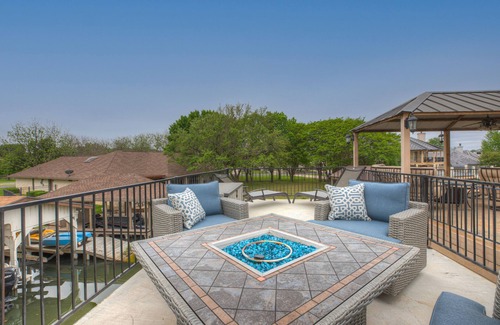 Horseshoe Bay Casa | Stunning Luxury Lake Home With Waterfront & Dock!