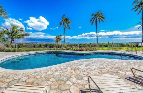 Maalaea Apartamento | Stunning Maui Direct Ocean front on the beach, Walk to beach from Condo, Watch Turtles, Whales, AC in all rooms ocean view Pool and Spa