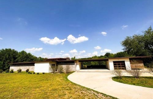 Grove Casa | Stunning Mid-Cent Modern Retreat Comfy Beds Grove Quiet Setting Boat Parking