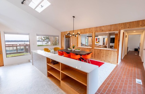 Moses Lake Casa | Stunning Mid-Century Inspired Lake House, Private Pool, Jet-ski & Boat Dock!