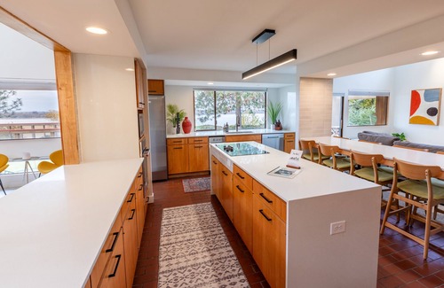 Moses Lake Casa | Stunning Mid-Century Inspired Lake House, Private Pool, Jet-ski & Boat Dock!