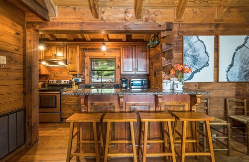 Sevierville Cabina | Stunning Mnt View Cabin: Hot Tub & Hiking Trails
