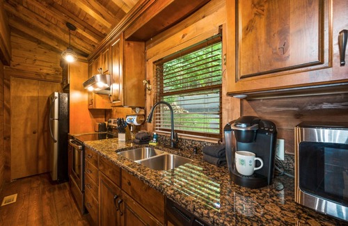 Sevierville Cabina | Stunning Mnt View Cabin: Hot Tub & Hiking Trails