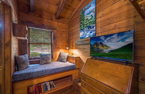Sevierville Cabina | Stunning Mnt View Cabin: Hot Tub & Hiking Trails