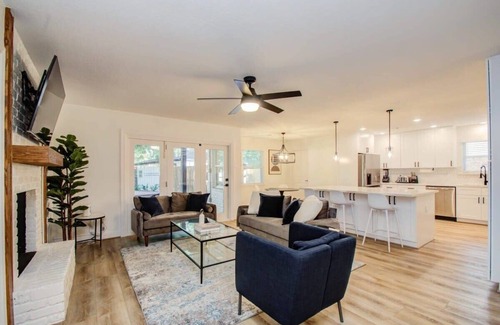 Westbury Casa | Stunning Modern Dream Home w Pool, Grill, Foosball