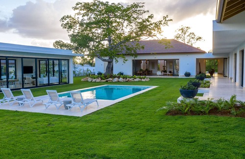 Las Lomas Villa | Stunning Modern Garden Villa in a Beautiful Setting LA CEIBA