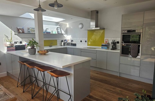 Merchiston Casa | Stunning modern house with beautiful garden, free parking & good transport links