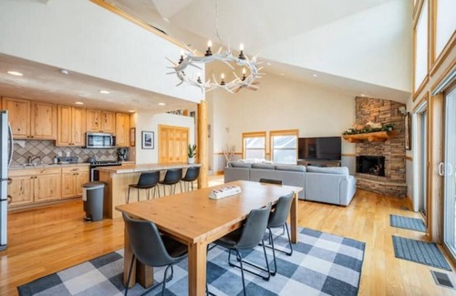 Pole Creek Casa | Stunning Modern Mountain Retreat with Private Hot Tub