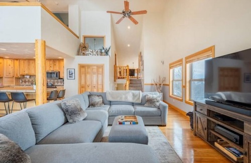 Pole Creek Casa | Stunning Modern Mountain Retreat with Private Hot Tub