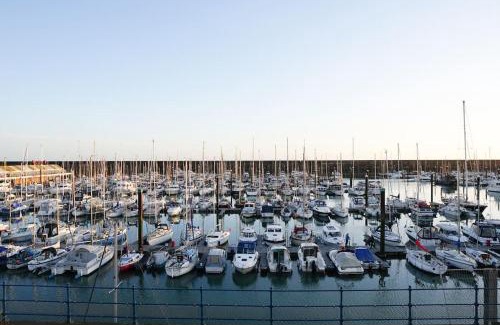 Seafront Apartamento | Stunning modern space with harbour views & free parking