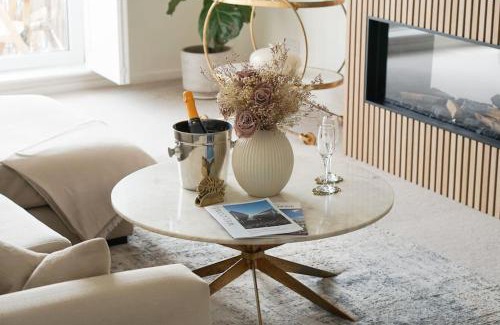 Seafront Apartamento | Stunning modern space with harbour views & free parking
