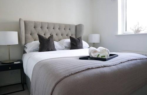 Seafront Apartamento | Stunning modern space with harbour views & free parking