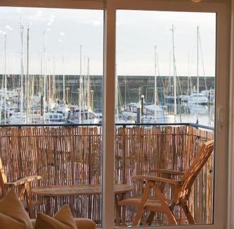 Seafront Apartamento | Stunning modern space with harbour views & free parking