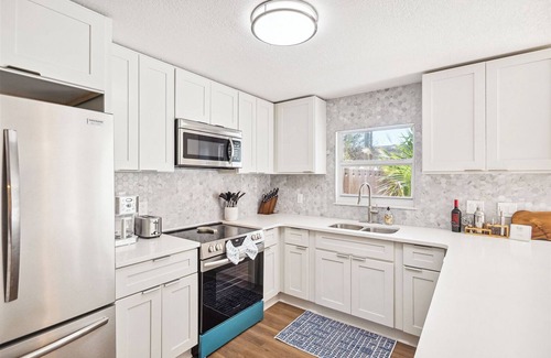 Chandler Park Casa | Stunning Modern and Elegant Townhome - 5 Min Walk to Beach!