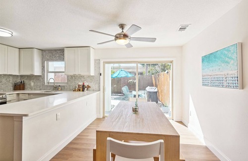 Chandler Park Casa | Stunning Modern and Elegant Townhome - 5 Min Walk to Beach!