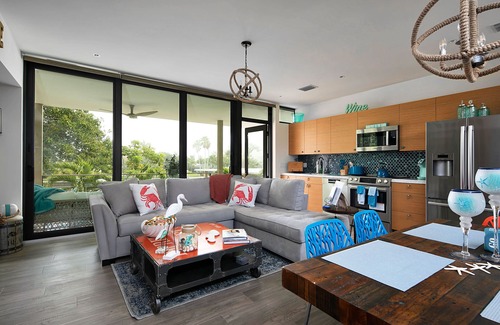 Whitney Beach Villa | Nueva villa frente al canal Longboat Key con un muelle privado.