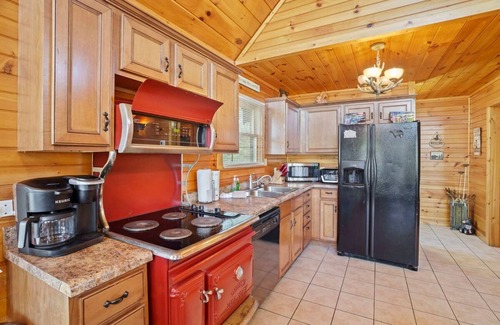 Hemlock Hills Casa | Stunning Mountain Cabin w Hot tub