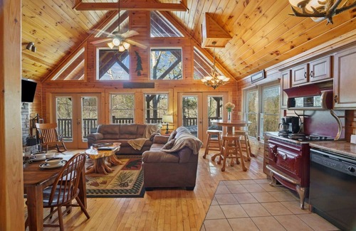 Hemlock Hills Casa | Stunning Mountain Cabin w Hot tub
