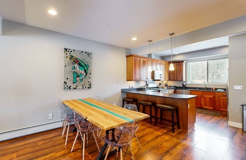Alyeska Condominio | Stunning mountain-view home on Glacier Creek with deck, BBQ, and family friendly